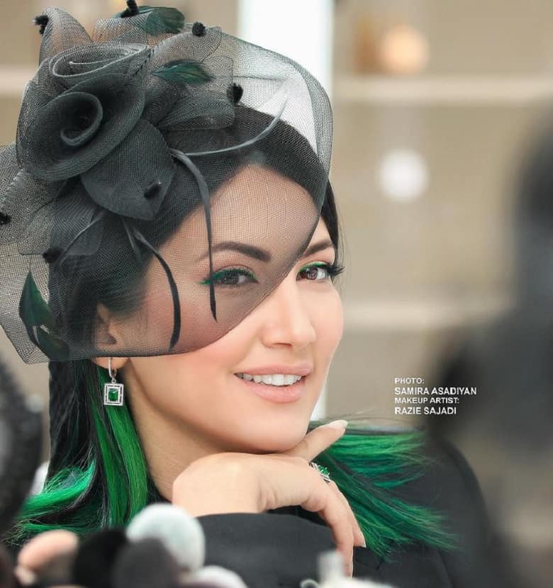 سمیرا حسینی کلاه‌های عجیب و غریبی بر سر گذاشته است.