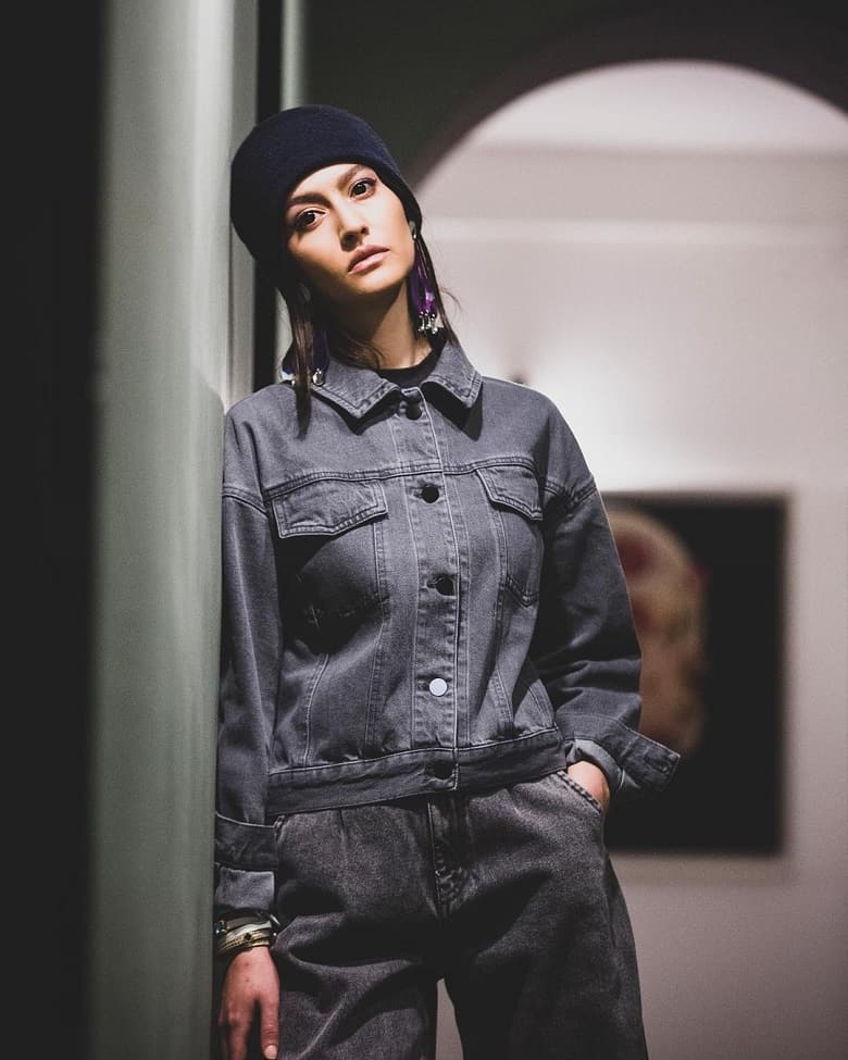 پردیس احمدیه ساحل پوست شیر تیپ تمام جین زده است.