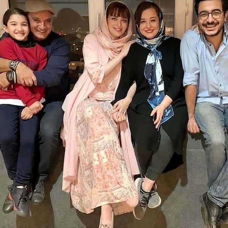 بهنوش طباطبایی در کنار مجری من و تو چتری زده است.