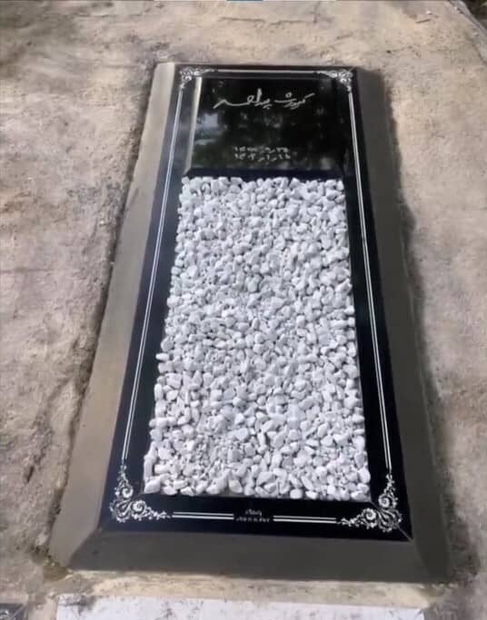 تصویر خانه ابدی “کیومرث پوراحمد” که با همه مزارها متفاوت است تصویر خانه ابدی “کیومرث پوراحمد” که با همه مزارها متفاوت است