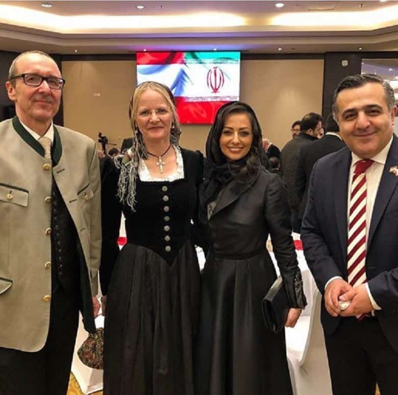 عکس یادگاری نفیسه روشن با سفیر اتریش و همسرش