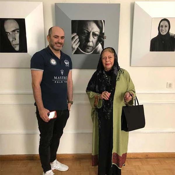 عکس جالب “ثریا قاسمی” با تابلوی عکس خودش/ تصویر