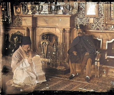 دو عکس عجیب از ناصرالدین شاه در حال مملکت‌داری!