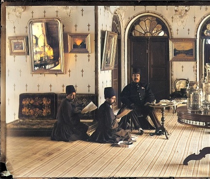 دو عکس عجیب از ناصرالدین شاه در حال مملکت‌داری!