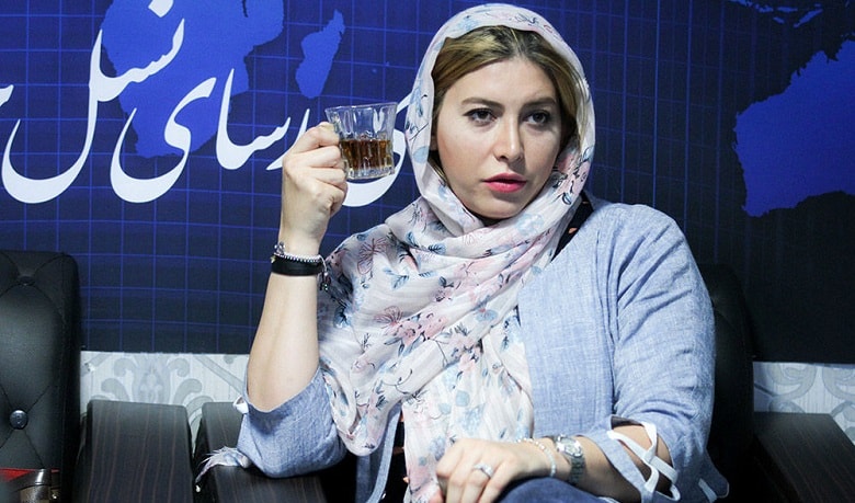 تصاویر/ ژست‌های عجیب فریبا نادری در حضورش در یک خبرگزاری