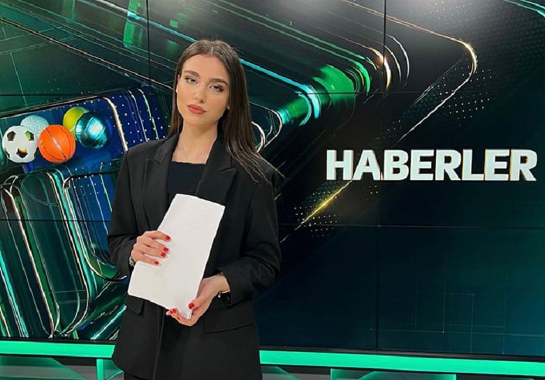 تصاویر/ این خانم مجری ترک مخاطبان فوتبال را بیشتر کرد!