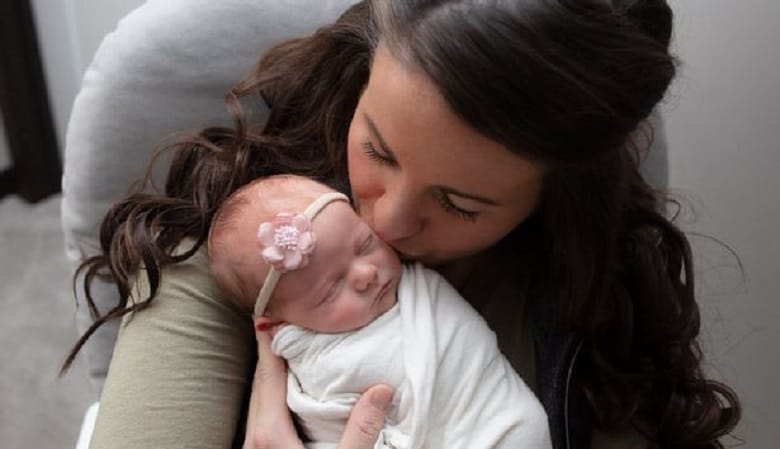 تصاویر/ تولد دوقلوها با ۸ هفته و ۱.۲۰۰ کیلومتر فاصله از دو مادر جداگانه!