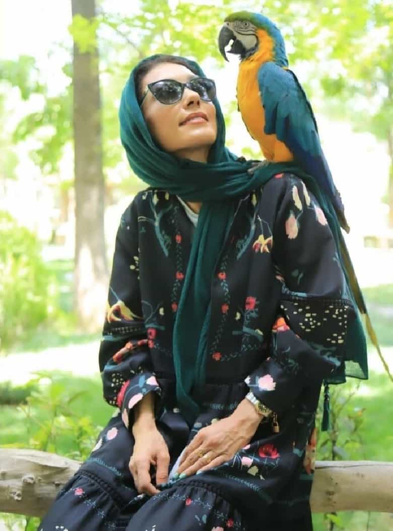 عکس/ شهرزاد کمال زاده و همزیستی با یک پرنده بزرگ!