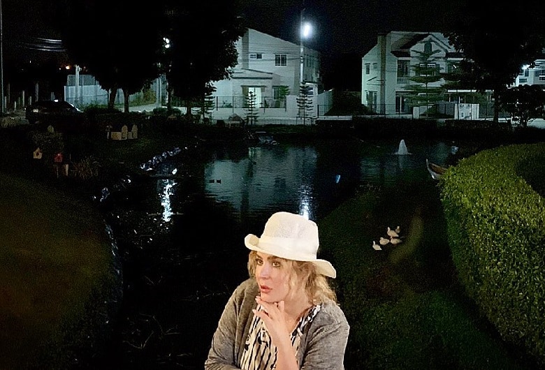 عکس/ خانم بازیگر در خارج زمین تا آسمان فرق کرد!