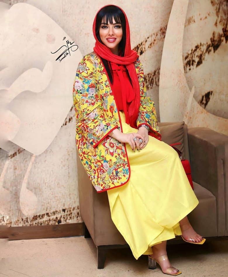 تصاویر/ تیپ شیک لیلا اوتادی با کت و دامن رنگارنگ