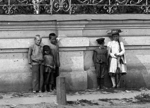 اتفاقی هولناک؛ وجود روح این دختر به طرز عجیبی در تمام عکس ها/ تصاویر