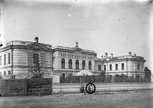 با واضح کردن تصاویر قدیمی ، تصویر عجیب یک زن در تمامی این عکسهای قدیمی توجه کارمندان موزه را جلب نموده است .