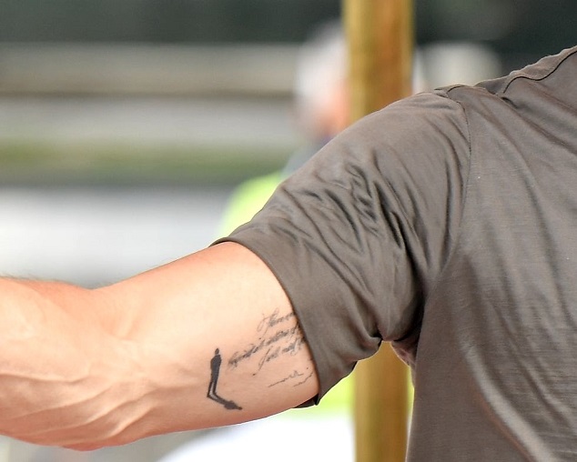 راز تتوهای عجیب “برد پیت”؛ از شعر مولانا تا تصویر کرگدن و جمجمه!