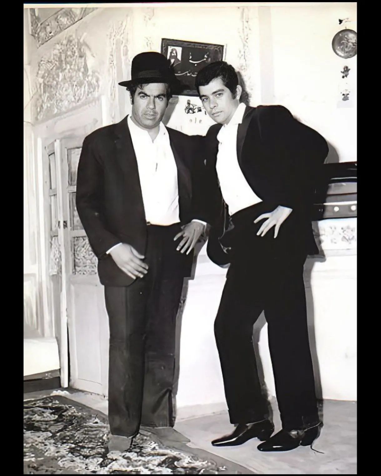 عکس دیده شده از بهروز وثقی و ناصر ملک مطیعی در پشت صحنه قیصر/ تصویر