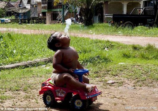 اعتیاد این پسر 2 ساله به 40 نخ سیگار در روز/ عکس