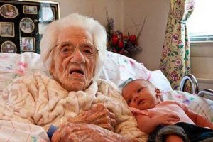 پیرزن 85 ساله بچه ای با این ریخت و قیافه به دنیا آورد/ عکس