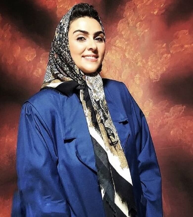 شیوا ابراهیمی با تیپ دهه 60 عکس گرفت