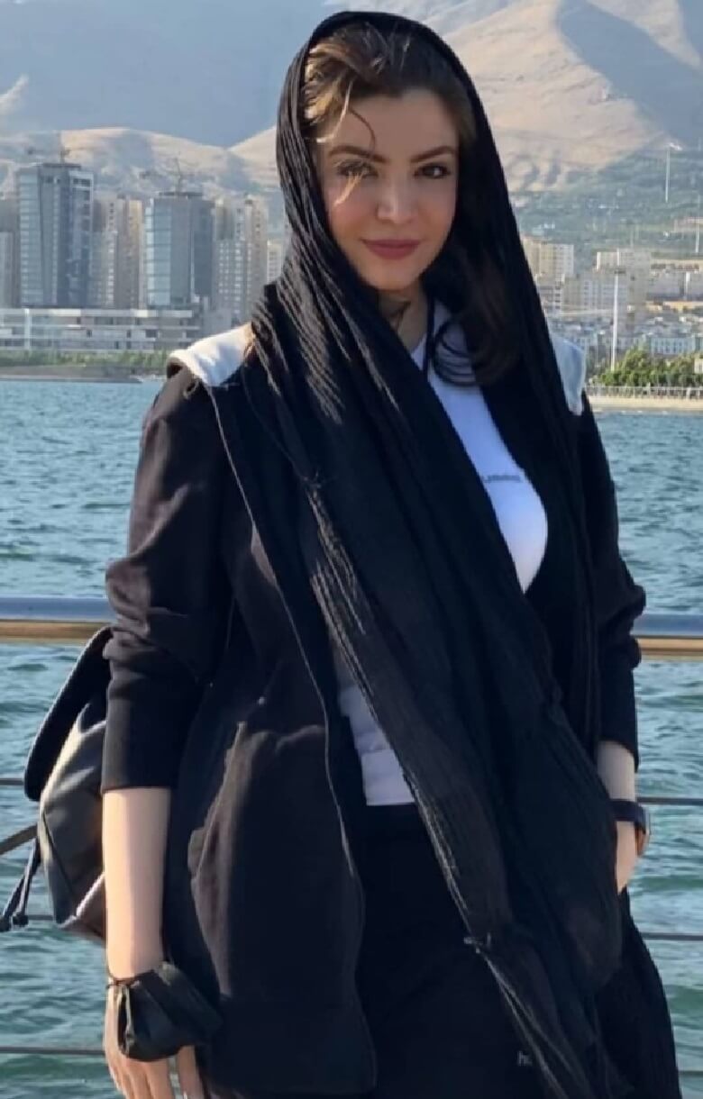 آوا دارویت کنار دریاچه چیتگر عکس گرفت