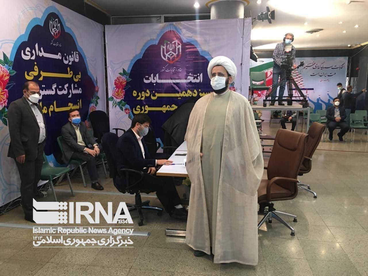 یک روحانی کاندید انتخابات شد.