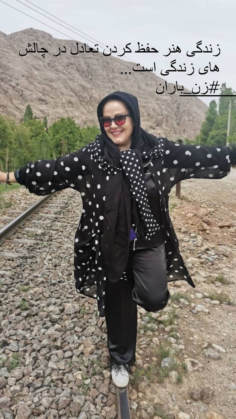 بهاره رهنما عکسی روی ریل قطار منتشر کرد.
