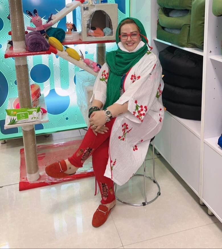 عکس بهاره رهنما در فروشگاه لوازم حیوانات سوژه شد.