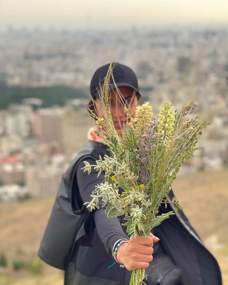دسته گلی که الناز به طرفدارانش تقدیم می کند.