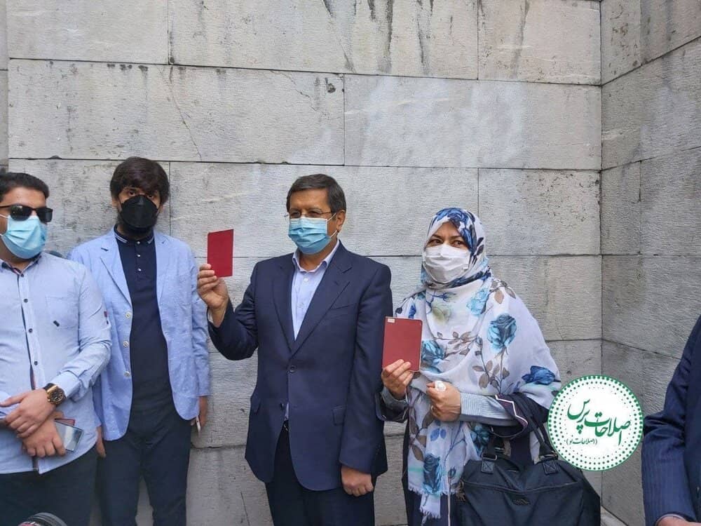 همتی و همسرش پای صندوق رای