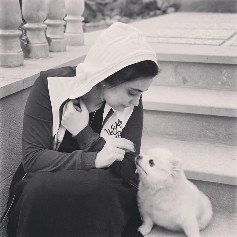 لیندا کیانی با سگش عکس گرفت