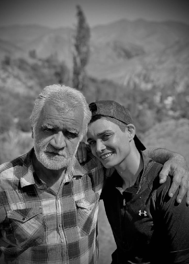 تینا آخوندتبار در آغوش پدرش عکس گرفت.