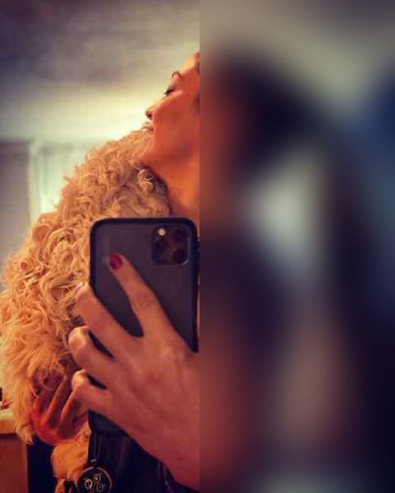 شیرین صمدی در ایران کشف حجاب کرد.