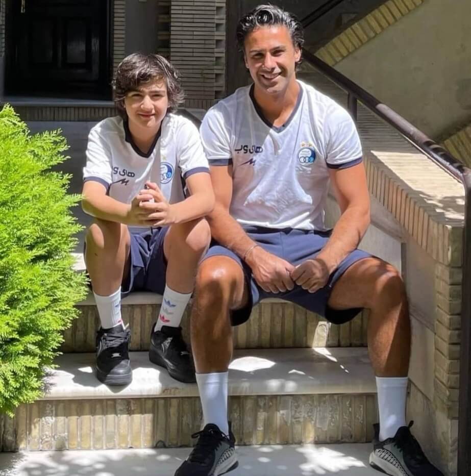 فرهاد مجیدی و فرزندش عکس پدر و پسری گرفتند.