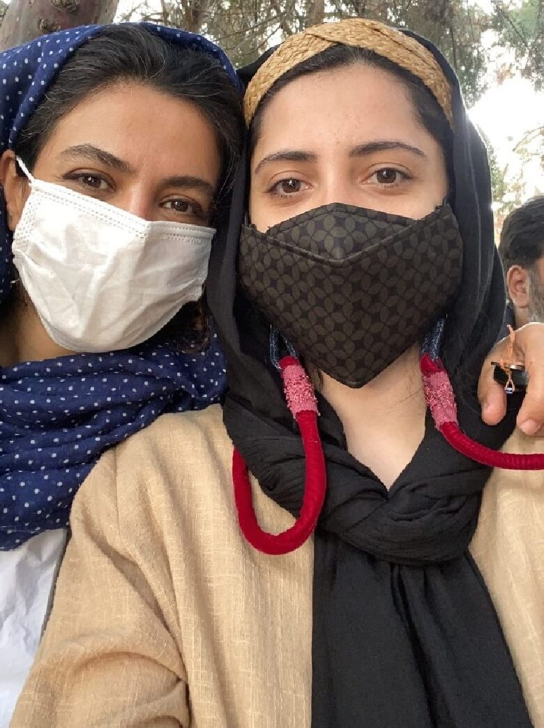 شبنم قربانی و الهام کردا با رعایت پروتکل‌های بهداشتی عکس گرفتند.