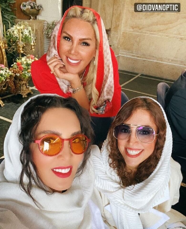 لیلا بلوکات در جمع رفقای فابریکش عکس گرفت.