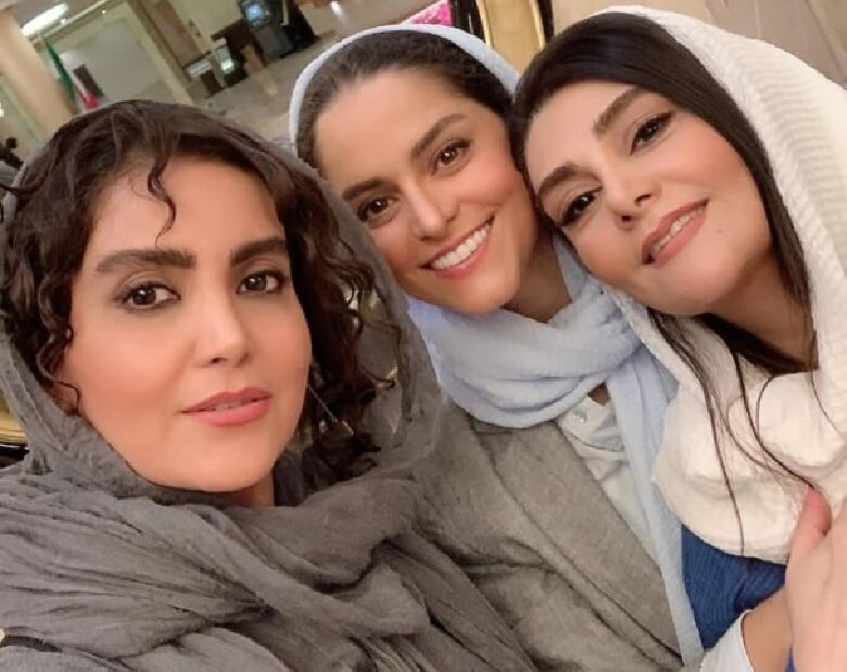 هنگام قاضیانی و غزل شاکری و نفرسوم در جزیره از ته دل می خندند.