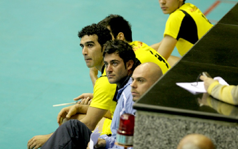 محمدرضا گلزار روی نیمکت تیم لیگ برتری نشست.