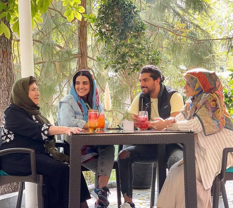 سینا مهراد به همراه خواهر و مادرش عصرانه خورد.