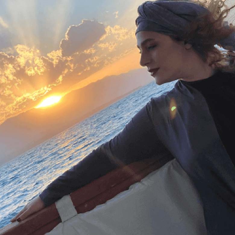 نگین معتضدی با حجاب نصفه و نیمه روی دریا دیده شد.