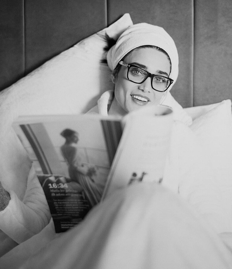 تینا آخوندتبار پس از تمرین با استایل حوله‌ای استراحت کرد.