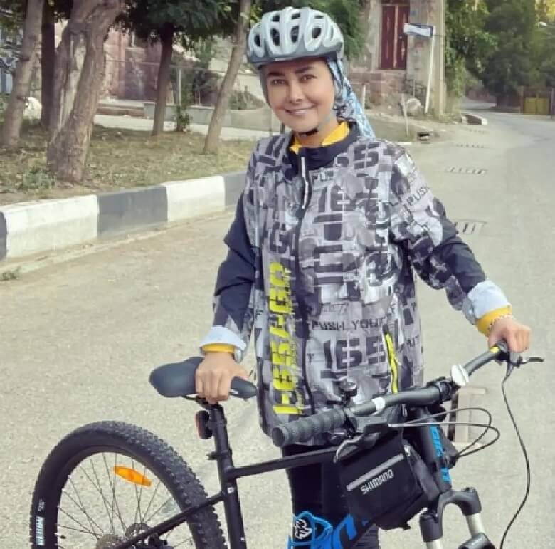 آنا نعمتی دوچرخه سوار شد.