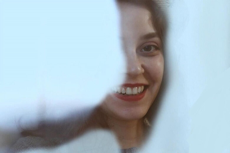 شادی کرم رودی به شکل جذابی خندید.