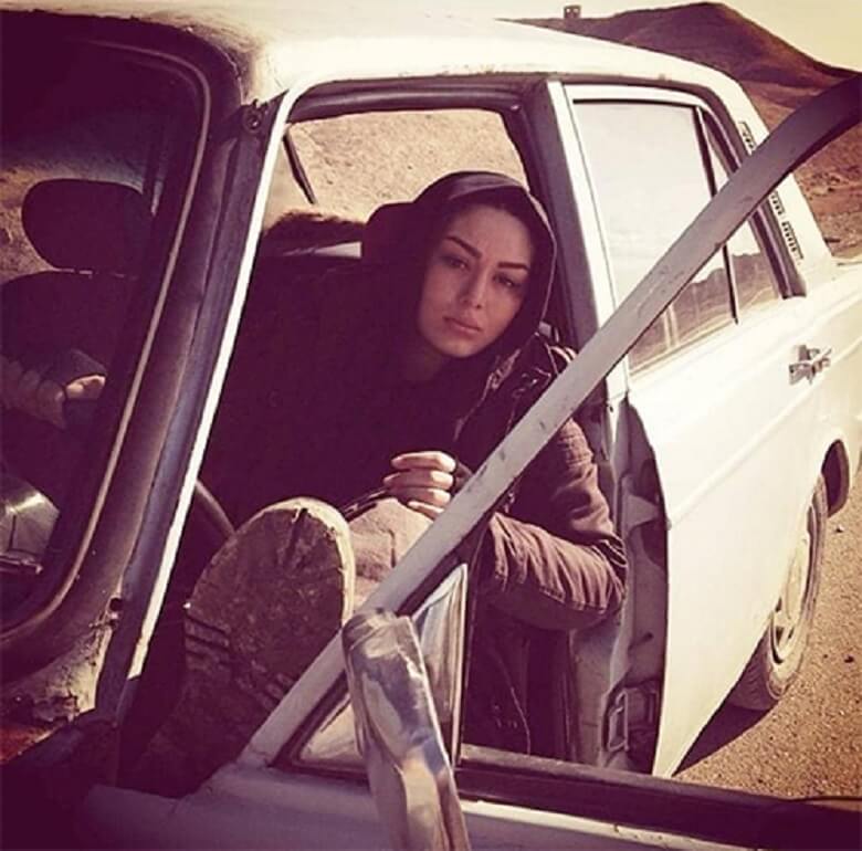 سحر قریشی ژست پایین شهری با پیکان گرفت.