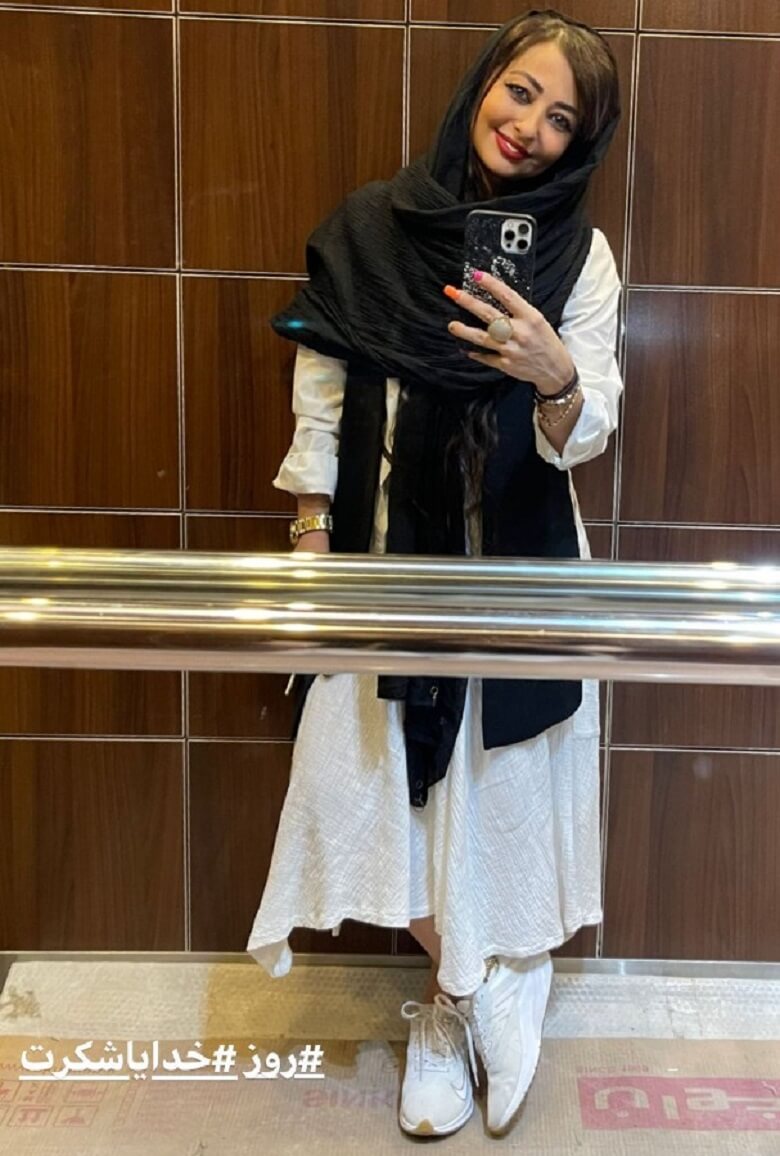 نفیسه روشن در آسانسور خدا را شکر می‌کند.