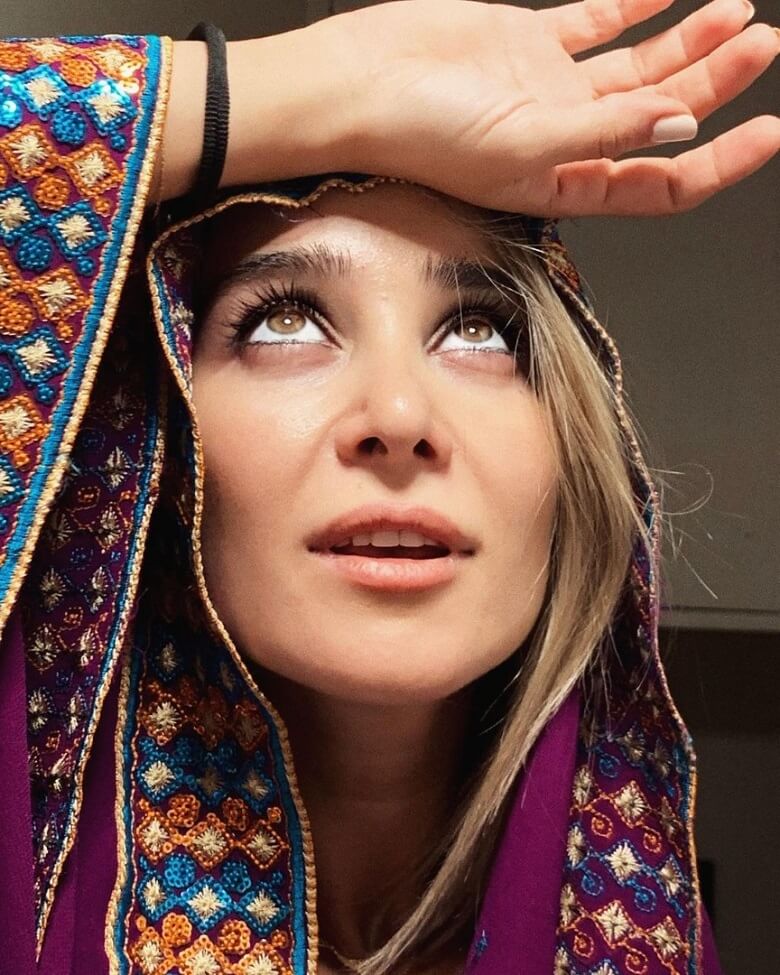 الناز حبیبی با لباس سنتی چشم به آسمان دوخت.