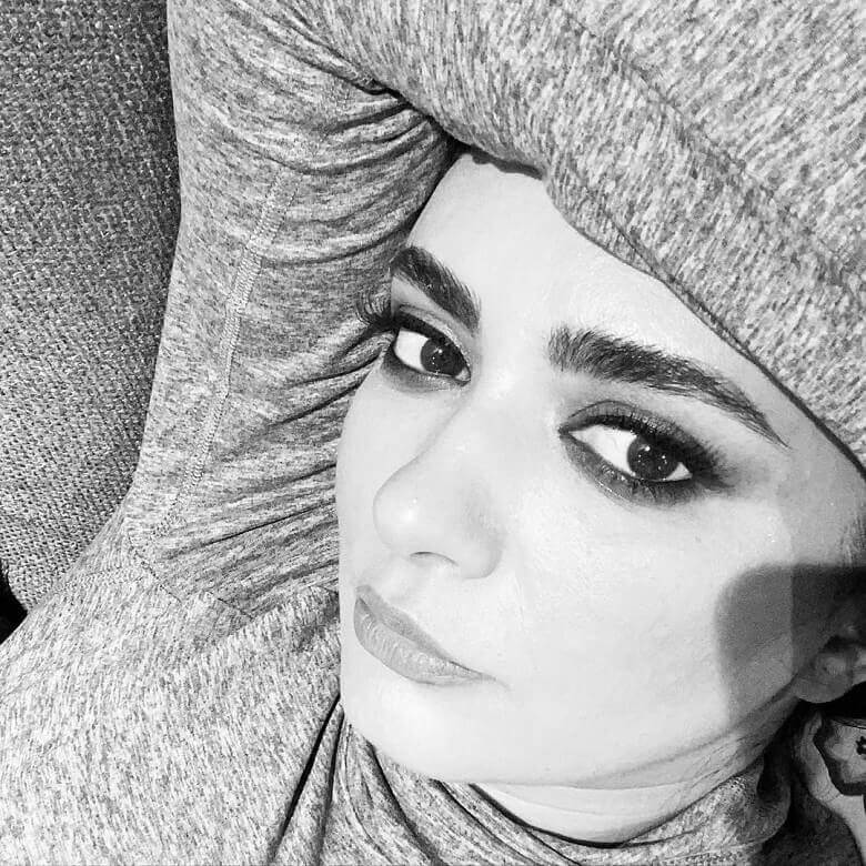 لیندا کیانی روی مبل لم داد.