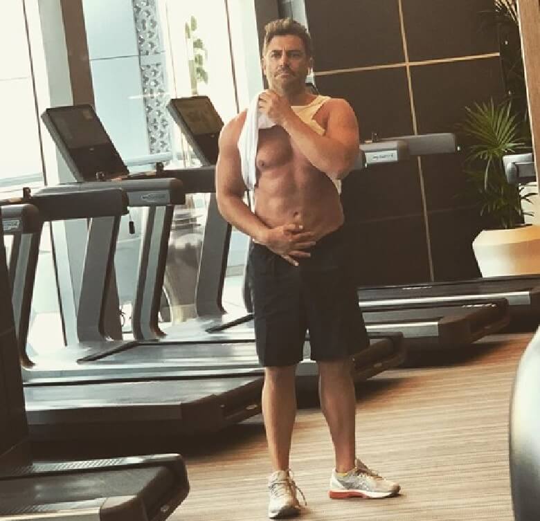 محمدرضا گلزار سیکس پکش را به نمایش می‌گذارد.