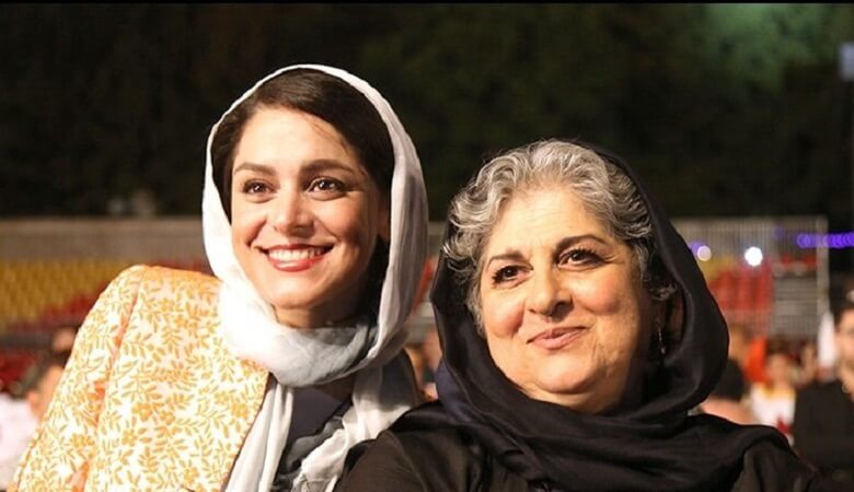 غزل شاکری سنگ مزار مادرش را نشان داد.