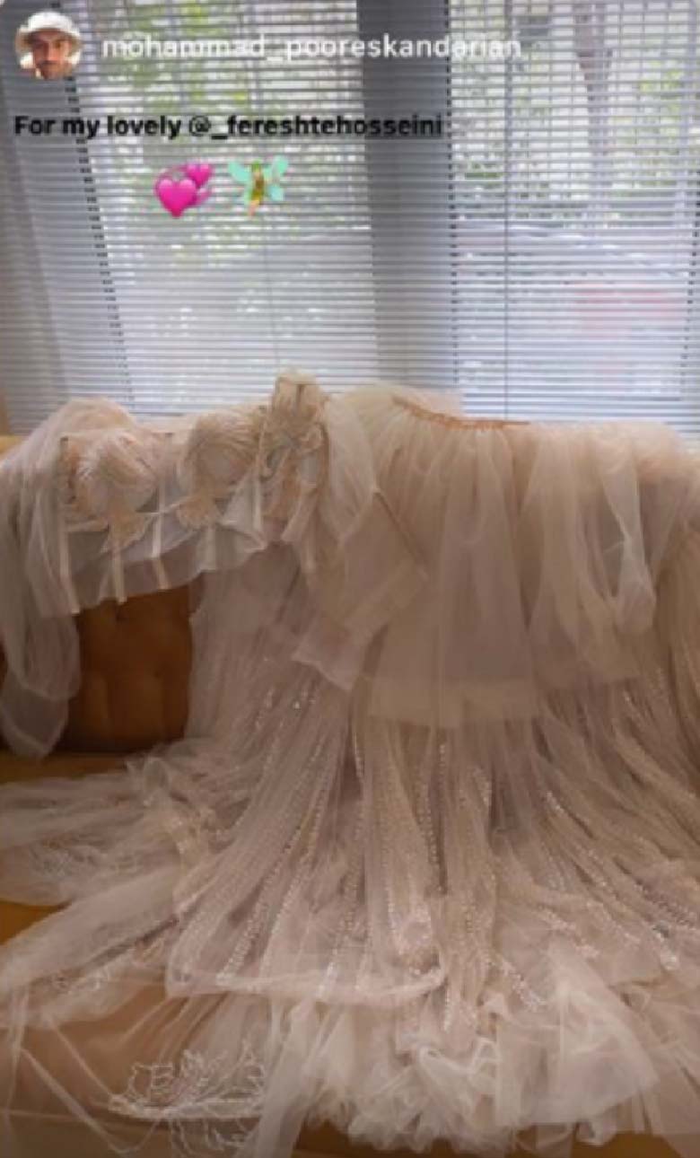 فرشته حسینی لباس عروس شیشه‌ای را نشان داد.