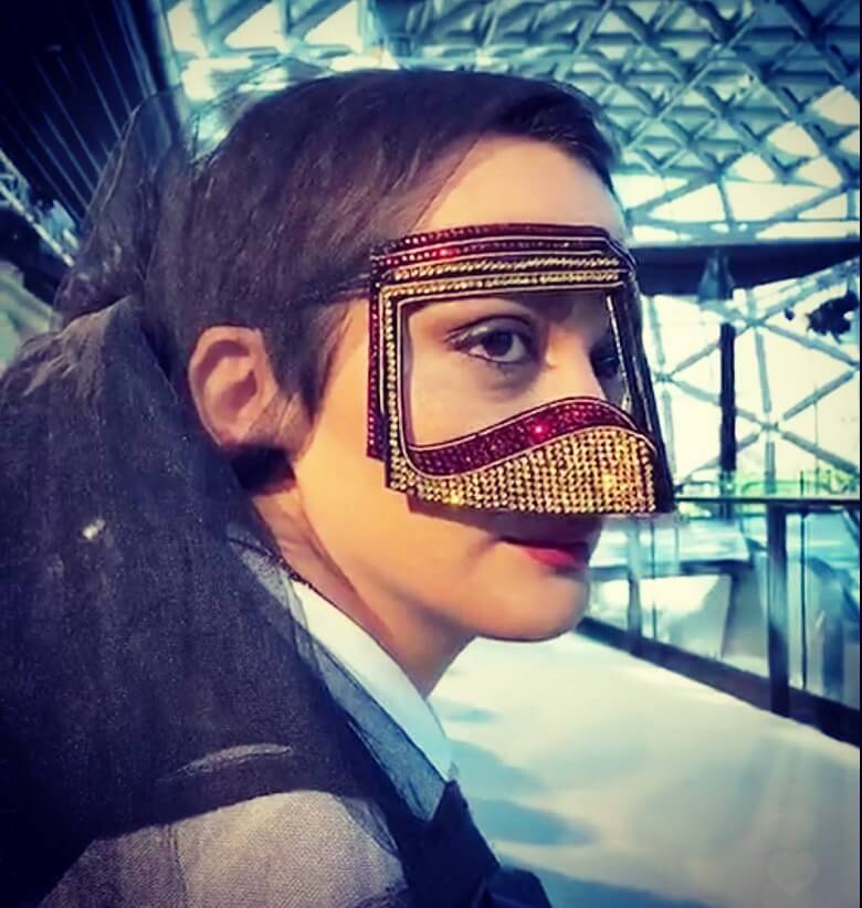 مارال فرجاد در اروپا حجاب نصفه و نیمه دارد.