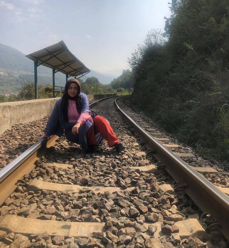 شراره رخام روی ریل قطار عکس گرفت.