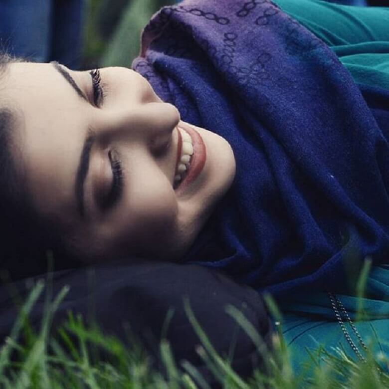 زیبا کرمعلی در میان چمن‌ها لم داد.